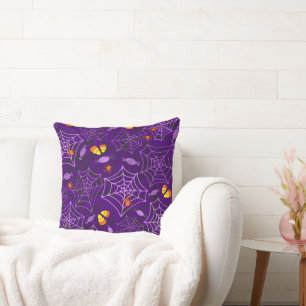 Arañas de Halloween y almohada morada de caramelo