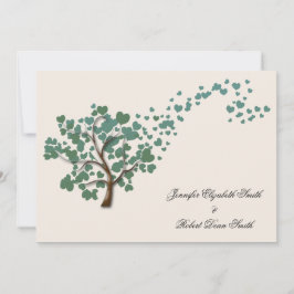 Árbol de corazón verde en invitación a matrimonio 