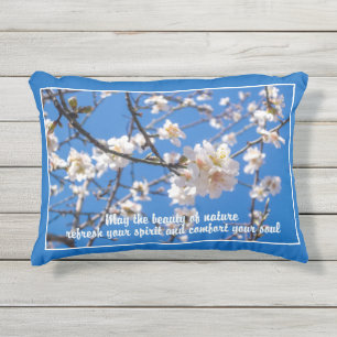 Árbol de flores almohadas inspiradoras de tiro