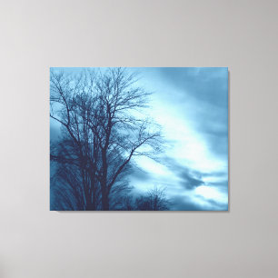 Árbol de invierno y nubes en azul sobre lienzo env