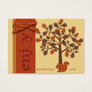 Árbol de la bellota con la ardilla para la acción
