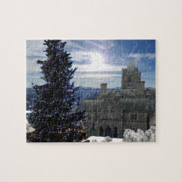 Árbol de Navidad con rompecabezas de antigua igles
