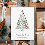 Árbol de Navidad de Foliage de Invierno de bonito<br><div class="desc">Esta hermosa y elegante tarjeta de vacaciones para Navidades cuenta con un árbol de Navidad diseñado a partir de follaje de invierno, bayas y un bonito ciervo. Fácil de personalizar y hay más plantillas de texto en la parte posterior para una mayor personalización. Los colores de fondo y texto se...</div>