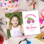 Árbol de Navidad en foto rosa de RV<br><div class="desc">Ilustracion de un acampador de rv rosa decorado con luces Navidades y corona de flores con un árbol de Navidad atado a la parte superior con un gemido rosado. El fondo en frente es blanco y la espalda es rosa. Personaliza todo el texto y la foto a la izquierda.</div>