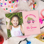Árbol de Navidad en foto rosa de RV<br><div class="desc">Ilustracion de un acampador de rv rosa decorado con luces Navidades y corona de flores con un árbol de Navidad atado a la parte superior con un gemido rosado. El fondo es rosa claro. Personaliza todo el texto y la foto a la izquierda.</div>