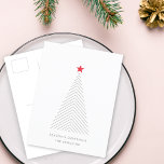 Árbol de Navidad mínimo | Red Star Clean Simple<br><div class="desc">Sencilla y elegante postal minimalista de vacaciones con un escandaloso y mínimo árbol de navidad con una simple estrella roja. El diseño presenta una moderna tipografía minimalista que puede ser fácilmente personalizada con su propio saludo,  apellido y año,  perfecto para la temporada festiva. navidades. minimalista. postal.</div>