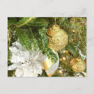 Árbol de Navidad plateado y dorado en vacaciones