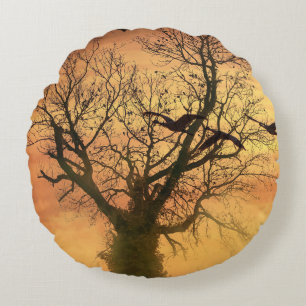 Árbol de otoño girado de almohada redonda al atard