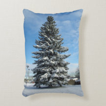 Árbol de pino en almohada de acento de nieve