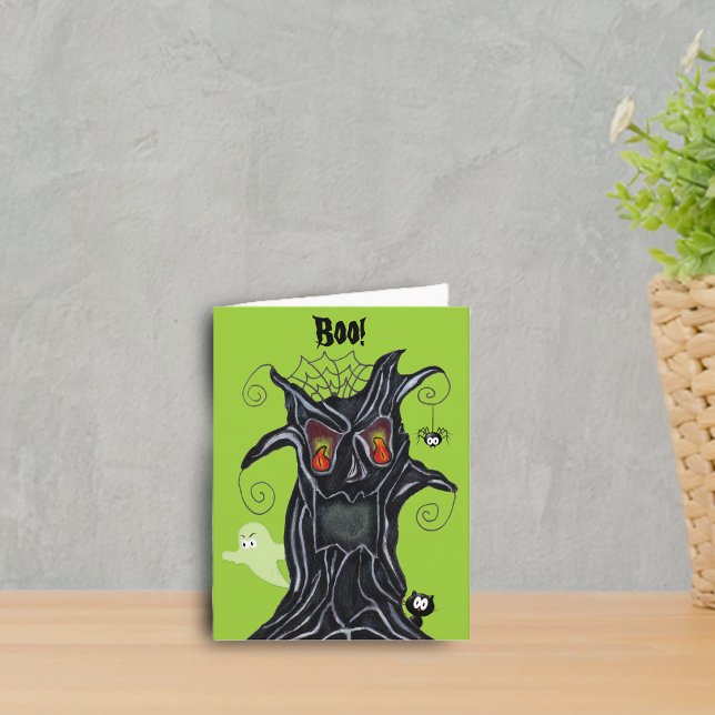Árbol fantasmagórico con la tarjeta de nota de los (Spooky black tree red eyes ghost, cat, spider on green Halloween notecard.)