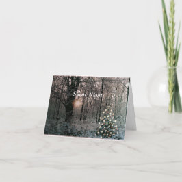 Árbol iluminado en tarjeta de saludo de vacaciones