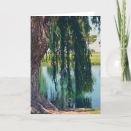 Árbol salvaje lloroso por tarjeta de saludo Lake