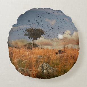 Árbol solo y pájaros de la almohada redonda