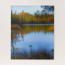 árboles a través de un lago en rompecabezas de la
