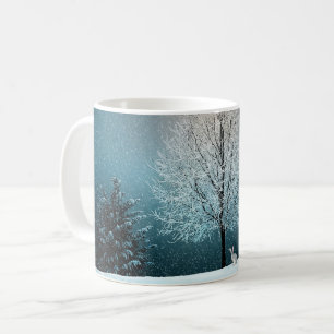 Árboles de Navidad y tazas de café blanco de nieve