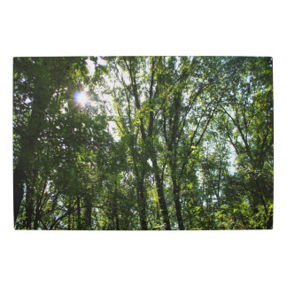 Árboles en el parque Harral arte en el muro Metali