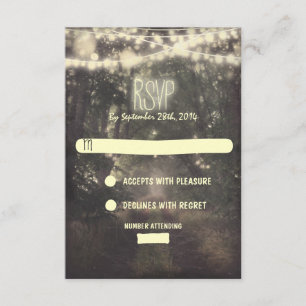 Árboles y luces nocturnas tarjetas RSVP de boda