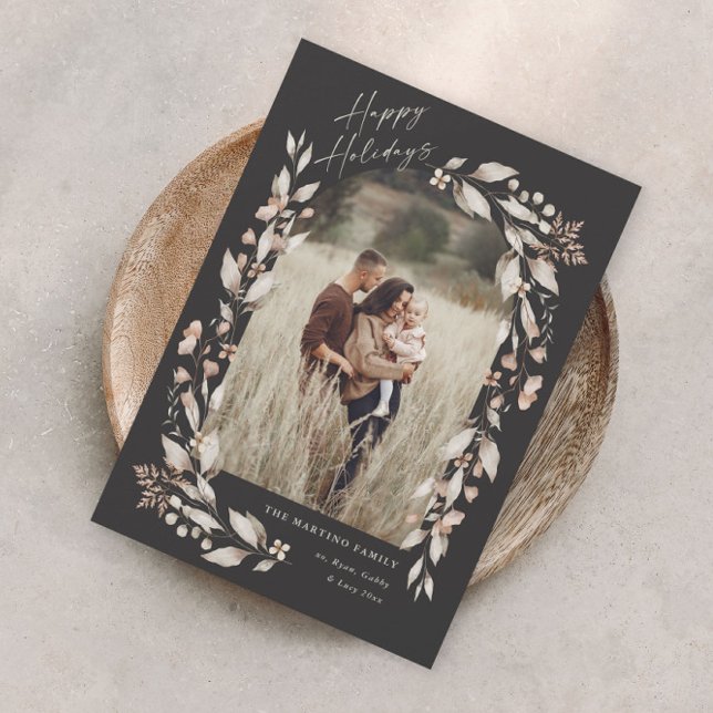 Arco de flores silvestres boho foto Navidad (Boho wildflower arch photo holiday card with elegant happy holidays script.)