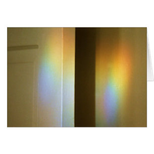 Arco iris de la prisma en puerta y la pared