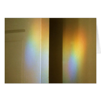 Arco iris de la prisma en puerta y la pared