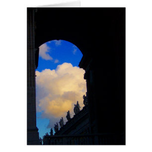 arco vaticano con nubes