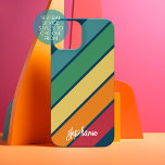 Arcoiris de patrón de banda retro - Nombre de guió<br><div class="desc">Un diseño de rayas retro y colorido con un fondo azul oscuro. Las rayas son rojas, naranjas, amarillas, verdes y azul claro. Añade tu nombre o monograma para hacer de esto un funda personal que destacará entre tus amigos. El nombre es un guión de moda de gran tamaño blanco. —...</div>