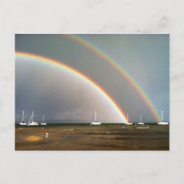 Arcoiris doble sobre postal de ciudad de travesía