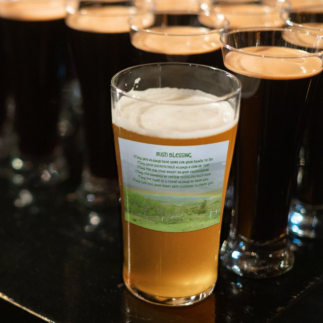 Arcoiris irlandés tradicional en el valle de la be (In Situ)