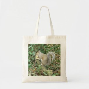Ardilla con bolsa de tocador de maíz