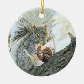 Ardilla con el ornamento del doble de la manzana