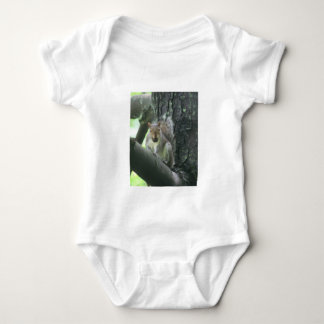 Ardilla en la camisa infantil animal del árbol