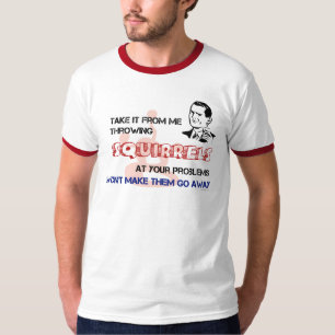 Ardillas que lanzan en su camiseta de los