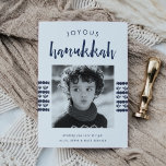 Armada esbozada | Tarjeta fotográfica Hanukkah<br><div class="desc">Comparte saludos de vacaciones con estas tarjetas de fotos de Hanukkah con tu foto cuadrada favorita sobre un fondo blanco crujiente con bandas de puntos de color azul marino y hojas por el centro. "Joyous Hanukkah" aparece en la parte superior en la tipografía con letras de pincel, con un mensaje...</div>