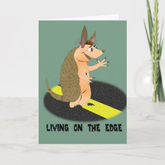 Armadillo viviendo al borde de la tarjeta de felic