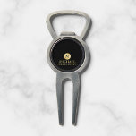 Arreglapiques De Golf Elegantes Groomsmen Personalizados en Negro y Oro<br><div class="desc">Añada un toque personal a su boda con un regalo personalizado para los groomsmen Este regalo presenta un monograma negro en un elemento de círculo dorado con nombre y título en un estilo de letra serif clásico dorado sobre fondo negro. También perfecto para el mejor hombre, padre de la novia...</div>