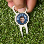 Arreglapiques De Golf Fun 21st Birthday PERSONALIZADO TEXTO de la Armada<br><div class="desc">Fun cumpleaños foto golf herramienta de divot en un retro diseño de fotos de corte moderno. ¡El año es el personalizable para cualquier año de cumpleaños, ya sea tu fiesta de cumpleaños número 21, 30, 40, 50 o 60! Para obtener el efecto de recorte, utilice un archivo png con el...</div>