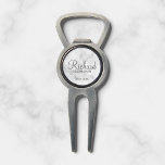 Arreglapiques De Golf Groomsman personalizado con escritura moderna de m<br><div class="desc">Regalos Groomsman personalizados con el nombre personalizado del groomsman en estilo de letra gris moderno con el título y la fecha boda en el estilo de letra sans serif moderno sobre fondo de mármol blanco. También perfecto para el mejor hombre, padre de la novia, dama de honor, madre de la...</div>