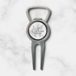 Arreglapiques De Golf Groomsmen personalizado de escritura moderna de má<br><div class="desc">Moderno Minimalista Personalizado Monograma y Regalos de nombres Este diseño presenta un nombre personalizado en estilo de letra de escritura a mano gris moderno y monocagrama en gris claro moderno sans serif estilo de fuente como fondo, con título en sans modernos grises serif estilo de fuente, sobre fondo de mármol...</div>