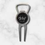 Arreglapiques De Golf Groomsmen personalizado de escritura moderna negra<br><div class="desc">Añada un toque personal a su boda con la herramienta de desbroce personalizada para los padrinos. Esta herramienta de divot presenta el nombre de los groomsmen personalizados en estilo de letra de escritura blanco moderno y monograma en estilo de letra de escritura gris moderno como fondo con título y fecha...</div>