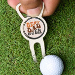 Arreglapiques De Golf Mejor papa de la tipografía retro de Groovy Tan<br><div class="desc">Mejor Papá de siempre - regalo de golf divertido y útil para papá para el día del padre, navidades o como regalo de agradecimiento en cualquier momento del año, etc. El diseño está escrito en una tipografía groovy retro y, si lo deseas, podrás cambiar los colores de la herramienta de...</div>