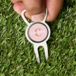 Arreglapiques De Golf Moderno y clásico golf rosa inicial<br><div class="desc">Moderna herramienta de divot de golf rosa inicial clásico con un estilo moderno y un audaz monograma.</div>