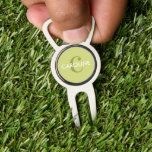 Arreglapiques De Golf Moderno y clásico golf verde inicial<br><div class="desc">Moderno y clásico herramienta de divot de golf inicial con un moderno tipo y un audaz monograma.</div>