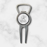 Arreglapiques De Golf Monograma y nombre de Groomsman personalizado en m<br><div class="desc">Elegante Regalos Groomsman Personalizados en Blanco y Negro con un monograma personalizado en estilo de letra de guión elegante en gris con el nombre y título del groomsman en estilo clásico serif sobre fondo de mármol blanco. También perfecto para el mejor hombre, padre de la novia, dama de honor, chica...</div>