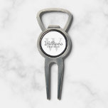 Arreglapiques De Golf Monograma y nombre de Groomsmen con guión personal<br><div class="desc">Añada un toque personal a su boda con la herramienta de desbroce personalizada para los padrinos. Esta herramienta de divot presenta el nombre del groomsman personalizado en estilo de fuente de escritura gris clásico con detalles bodas en estilo de fuente serif gris clásico y monograma en estilo de fuente serif...</div>
