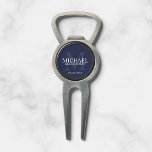 Arreglapiques De Golf Monograma y nombre de Groomsmen personalizados por<br><div class="desc">Añada un toque personal a su boda con la herramienta de desbroce personalizada para los padrinos. Esta herramienta de divot presenta el nombre personalizado del groomsman con título y fecha boda en blanco y monograma en azul marino claro como fondo, en estilo serif clásico, sobre fondo azul marino. También perfecto...</div>