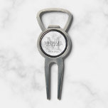 Arreglapiques De Golf Monograma y nombre de Marble Personalizado Groomsm<br><div class="desc">Añada un toque personal a su boda con la herramienta de desbroce personalizada para los padrinos. Esta herramienta de divot presenta el nombre personalizado del groomsman con título y fecha boda en gris y monograma en gris claro como fondo, en estilo clásico serif, sobre fondo de mármol blanco. También perfecto...</div>