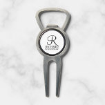Arreglapiques De Golf Monograma y nombre del Groomsman personalizado<br><div class="desc">Elegante Regalos Groomsman personalizados en blanco y negro con un monograma personalizado en un estilo de letra de escritura elegante en negro con el nombre y título del groomsman en estilo clásico serif con fondo blanco. También perfecto para el mejor hombre, padre de la novia, dama de honor, chica de...</div>