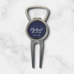 Arreglapiques De Golf Navy Blue Modern Script Personalizado Groomsmen<br><div class="desc">Añada un toque personal a su boda con la herramienta de desbroce personalizada para los padrinos. Esta herramienta divot presenta el nombre de los groomsmen personalizados en estilo de letra de escritura blanco moderno y monograma en estilo de letra de escritura azul marino claro estilo moderno de escritura como fondo...</div>