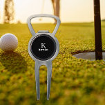 Arreglapiques De Golf Nombre de monograma simple personalizado negro<br><div class="desc">Accesorios de oro elegantes monogramados por hombres modernos con tipografía de moda en blanco y negro.           Personalízalo con el nombre y la letra inicial. Puede ser un regalo elegante para un amante del golf - novio,  esposo,  padre o tío en un cumpleaños,  Navidades o cualquier otro aniversario u ocasión.</div>