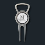 Arreglapiques De Golf Nombre y monograma del Groomsman personalizado de<br><div class="desc">Regalos Groomsman personalizados modernos en blanco y negro con monograma personalizado, nombre y título de groomsman en estilo serif gris clásico sobre fondo de mármol blanco. También perfecto para el Mejor Hombre, Padre de la Novia y más. Los detalles de mármol se simulan en las obras de arte. Este producto...</div>